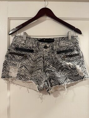Black & White Chevron Distressed Women's Denim Shorts